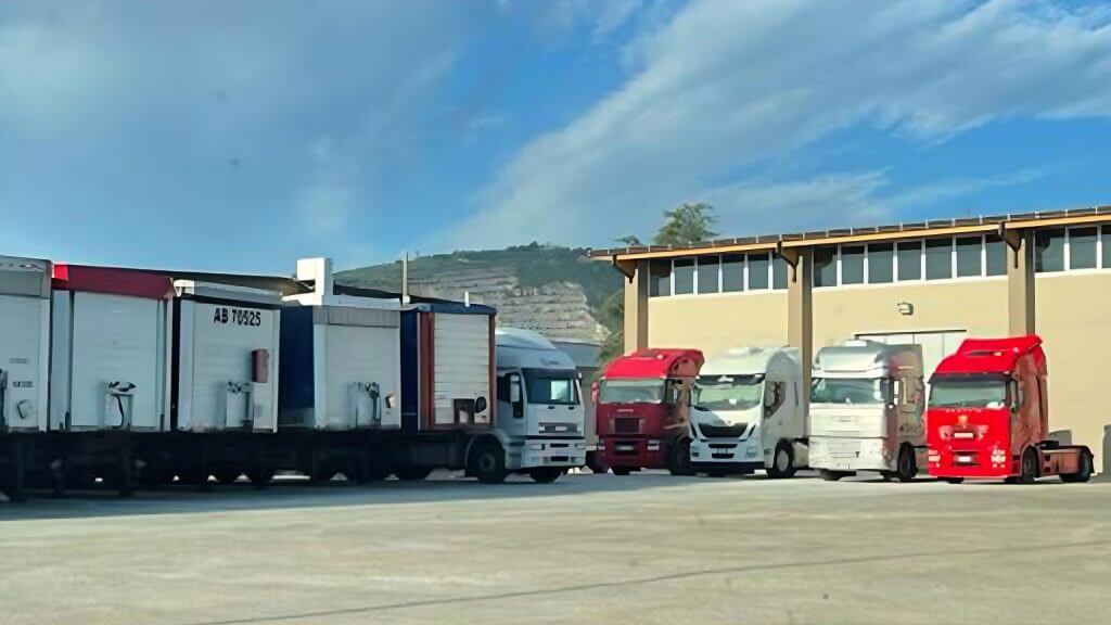 Flotte de camions et remorques Giesse sur le parking du dépôt en Italie
