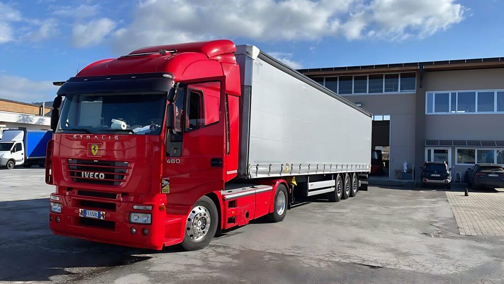 Camion Giesse Transports devant le dépôt en Italie